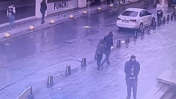 Yolda yürüyen kişinin çantasını keserek 9 bin doları çaldı -3