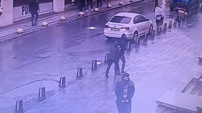 Yolda yürüyen kişinin çantasını keserek 9 bin doları çaldı -4