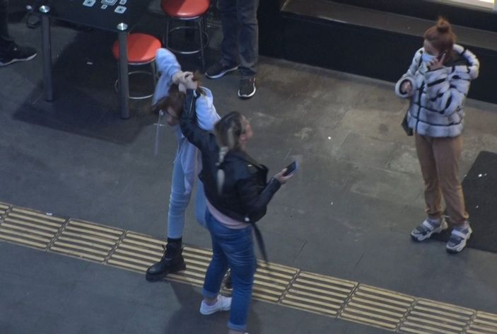 Eve gelmeyen kızını saçından tutup götürmek istedi -6