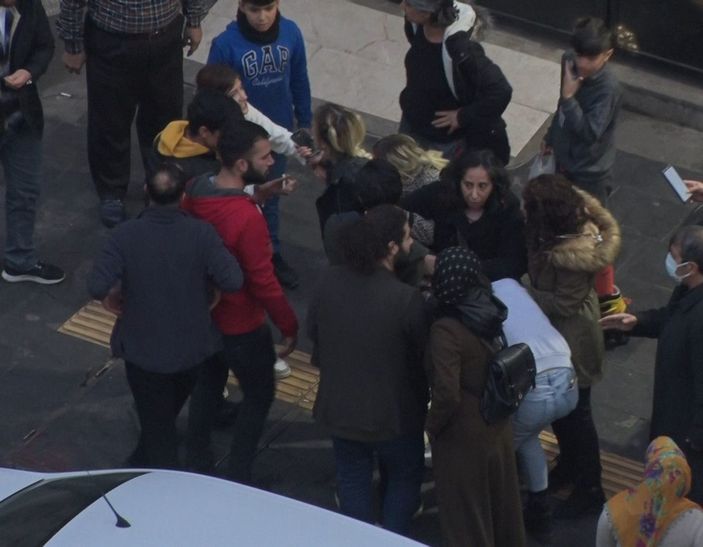 Eve gelmeyen kızını saçından tutup götürmek istedi -1