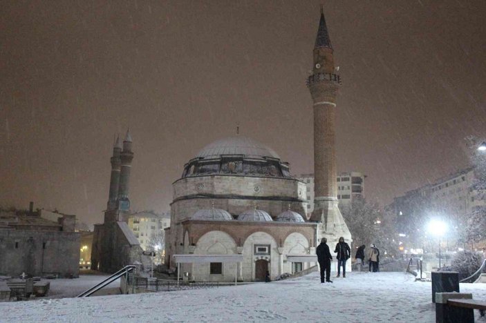 Sivaslılar yağan kar altında eğlendi