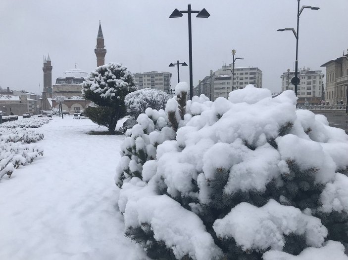 Sivas'ta kar yağışı etkili oluyor -1