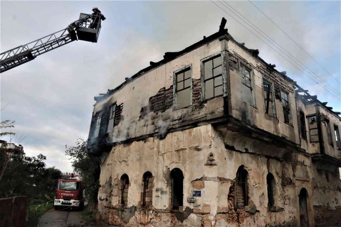 Asırlık metruk bina alev alev yandı, vatandaş isyan etti -2
