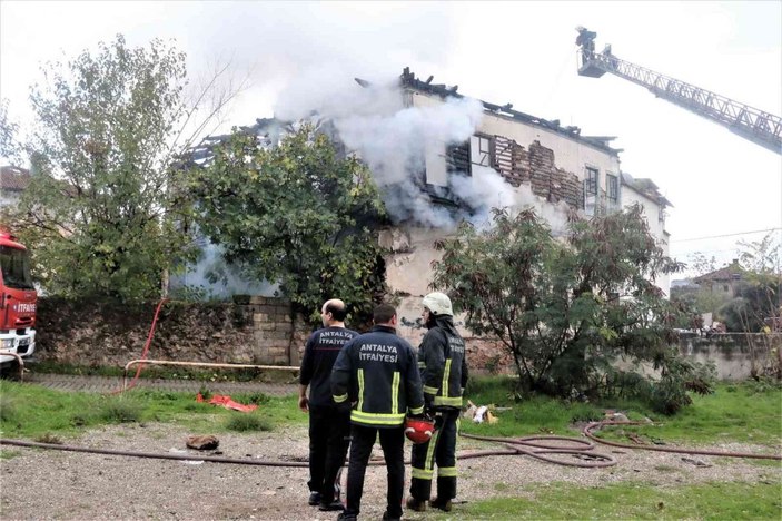 Asırlık metruk bina alev alev yandı, vatandaş isyan etti -1