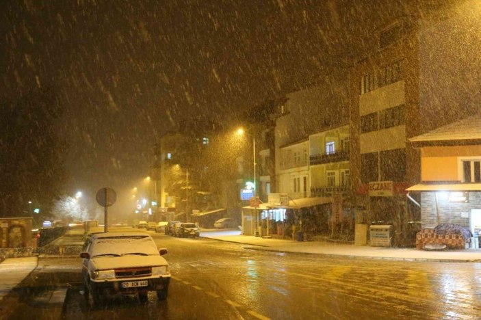 Denizli kent merkezine beklenen ilk kar düştü -2