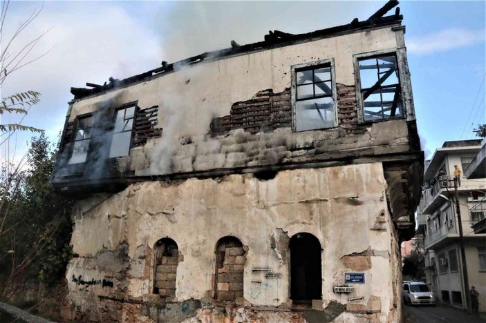 Asırlık metruk bina alev alev yandı, vatandaş isyan etti -13