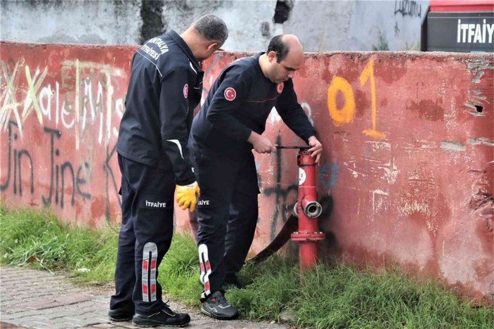 Asırlık metruk bina alev alev yandı, vatandaş isyan etti -11