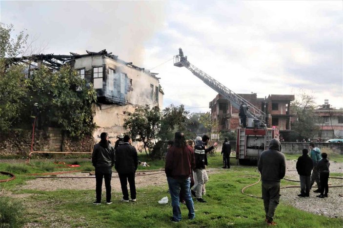 Asırlık metruk bina alev alev yandı, vatandaş isyan etti -3