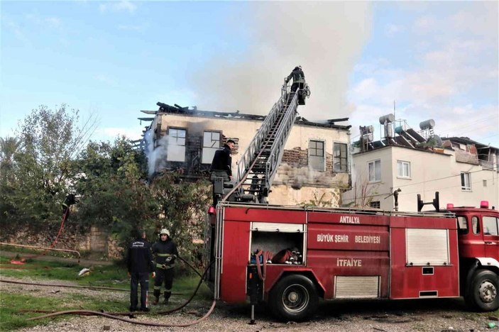 Asırlık metruk bina alev alev yandı, vatandaş isyan etti -6