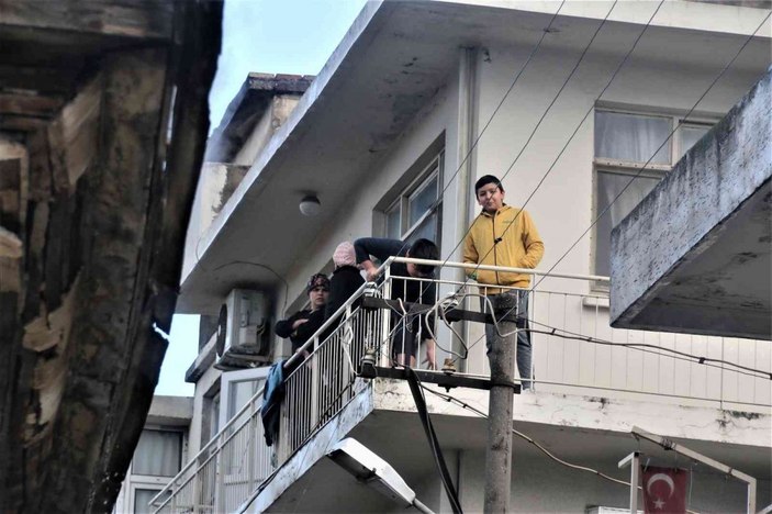 Asırlık metruk bina alev alev yandı, vatandaş isyan etti -12