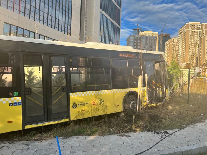 Ataşehir'de freni boşalan İETT otobüsü duvara çarparak durabildi -4