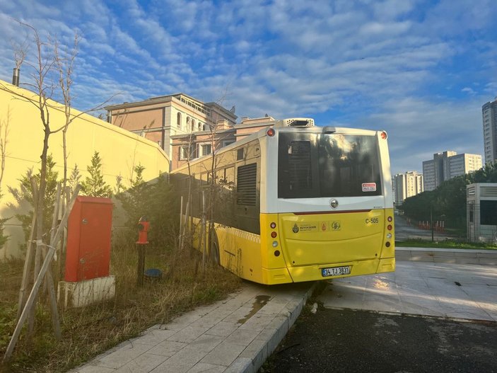 Ataşehir'de freni boşalan İETT otobüsü duvara çarparak durabildi -3