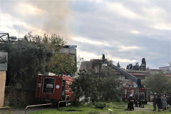 Asırlık metruk bina alev alev yandı, vatandaş isyan etti -15