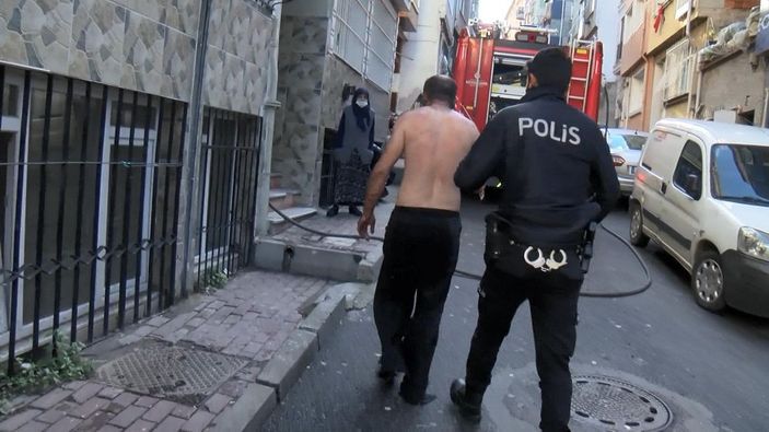Fatih'te yangın; yaralı halde ambulanstan inip yanan evine girdi -2