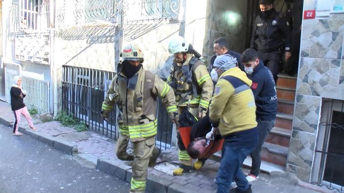 Fatih'te yangın; yaralı halde ambulanstan inip yanan evine girdi -5