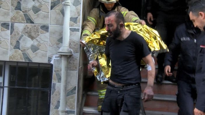 Fatih'te yangın; yaralı halde ambulanstan inip yanan evine girdi -3