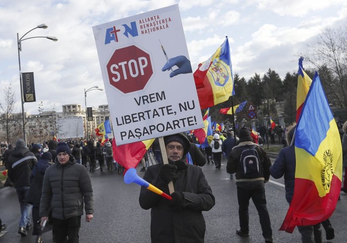 Romanya’da koronavirüs tedbirlerine karşı binlerce kişi Meclise yürüdü