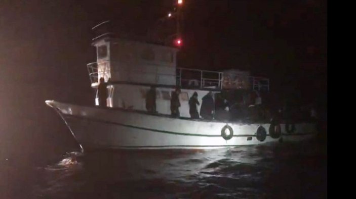 Balıkçı teknesinde 100 göçmen yakalandı -1