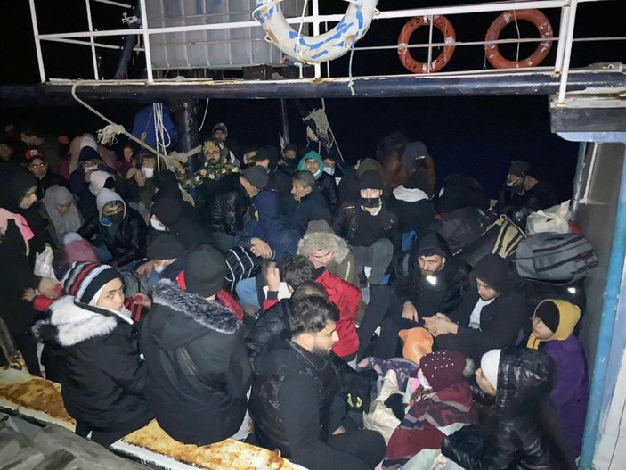 Balıkçı teknesinde 100 göçmen yakalandı -2