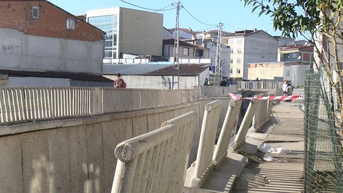 Avcılar'da bisikletiyle dereye düşen kişi ağır yaralandı -3