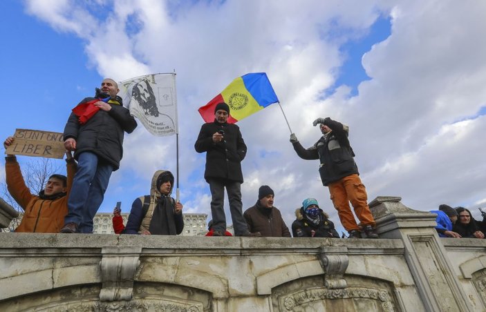 Romanya’da koronavirüs tedbirlerine karşı binlerce kişi Meclise yürüdü