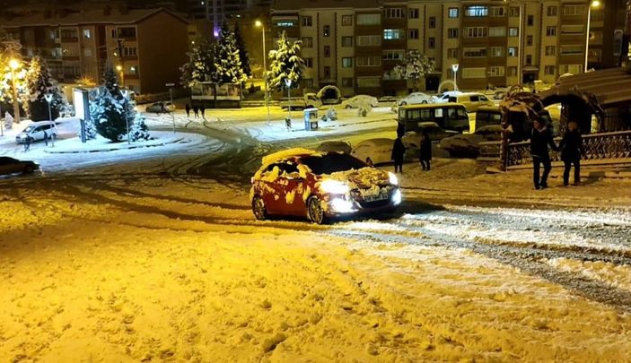 d Karabük'te sürücülere zor anlar yaşatan kar, çocuklar için eğlenceye dönüştü -1