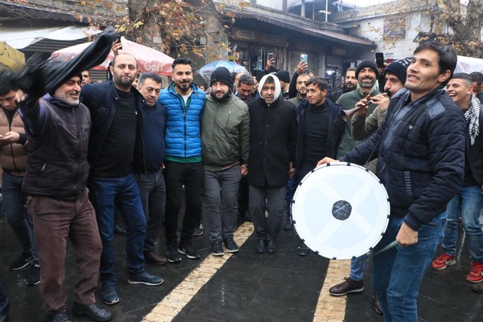 Şanlıurfa’da esnaf, döviz kurunun düşmesini halay çekerek kutladı -5