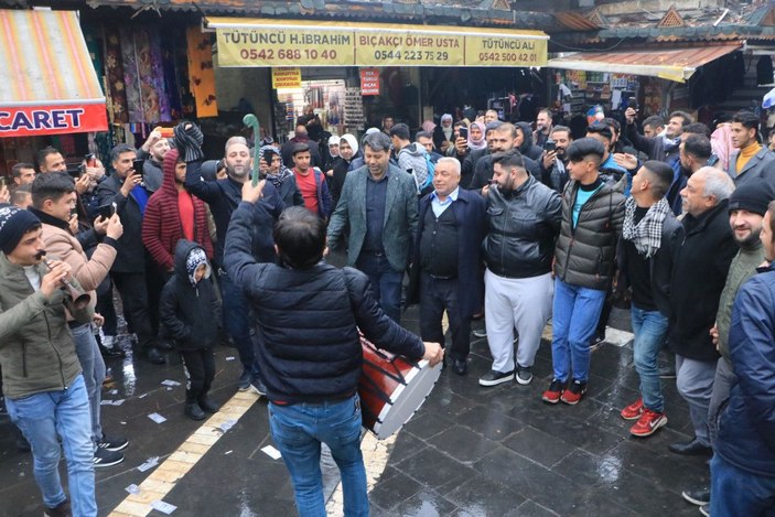 Şanlıurfa’da esnaf, döviz kurunun düşmesini halay çekerek kutladı -2
