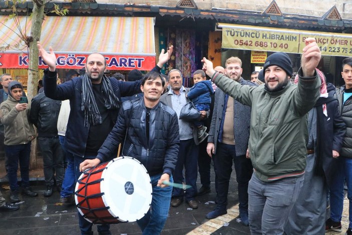 Şanlıurfa’da esnaf, döviz kurunun düşmesini halay çekerek kutladı -7