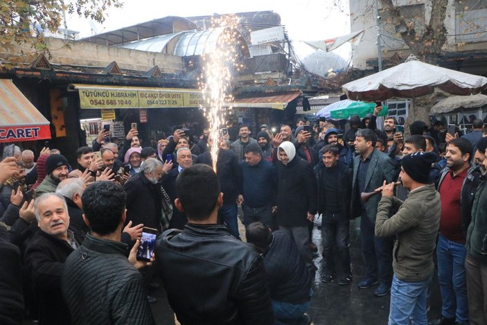 Şanlıurfa’da esnaf, döviz kurunun düşmesini halay çekerek kutladı -4