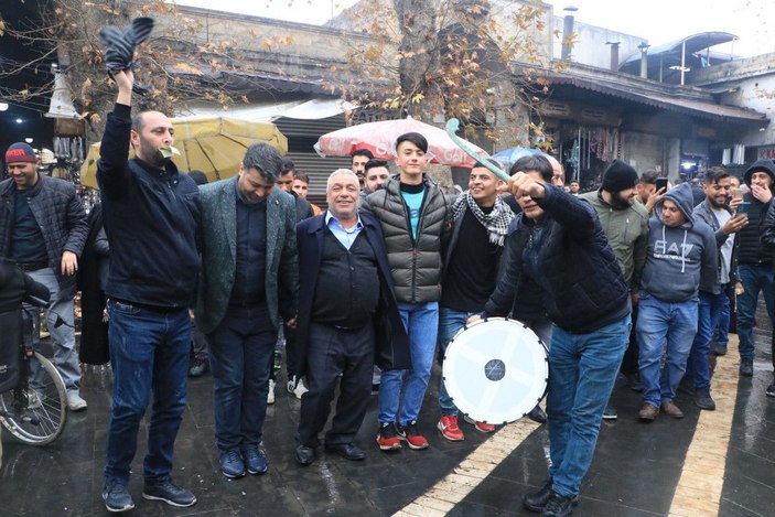 Şanlıurfa’da esnaf, döviz kurunun düşmesini halay çekerek kutladı -1