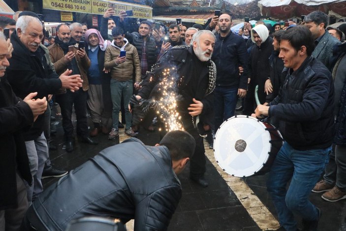 Şanlıurfa’da esnaf, döviz kurunun düşmesini halay çekerek kutladı -3