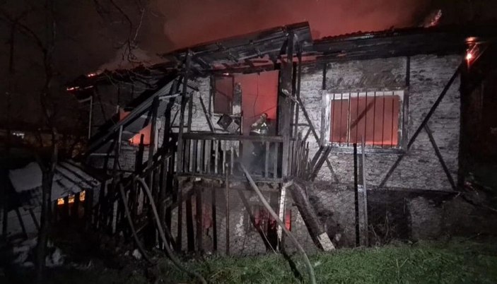 Karabük'te yanan evde çökme meydana geldi: Enkazda arama başlatıldı