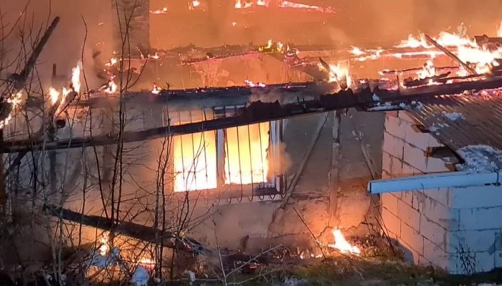 Karabük'te yanan evde çökme meydana geldi: Enkazda arama başlatıldı