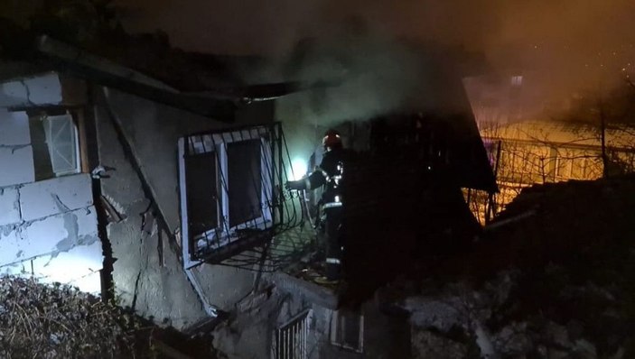 Karabük'te yanan evde çökme meydana geldi: Enkazda arama başlatıldı