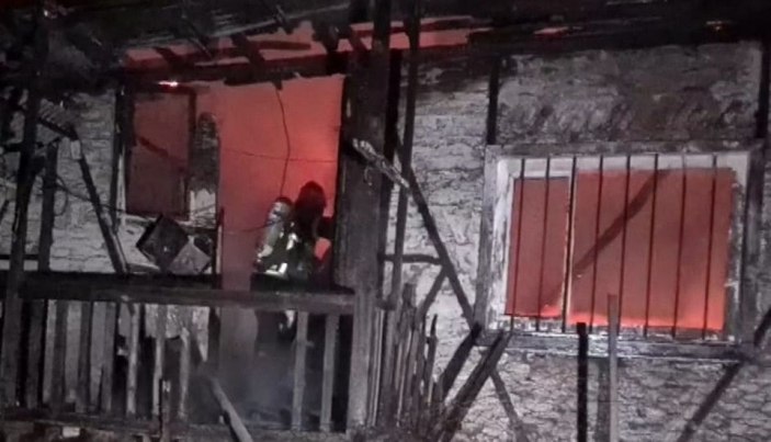 Karabük'te yanan evde çökme meydana geldi: Enkazda arama başlatıldı