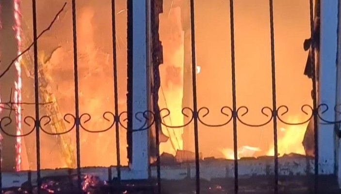 Karabük'te yanan evde çökme meydana geldi: Enkazda arama başlatıldı