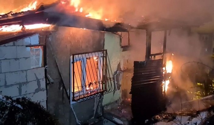 Karabük'te yanan evde çökme meydana geldi: Enkazda arama başlatıldı