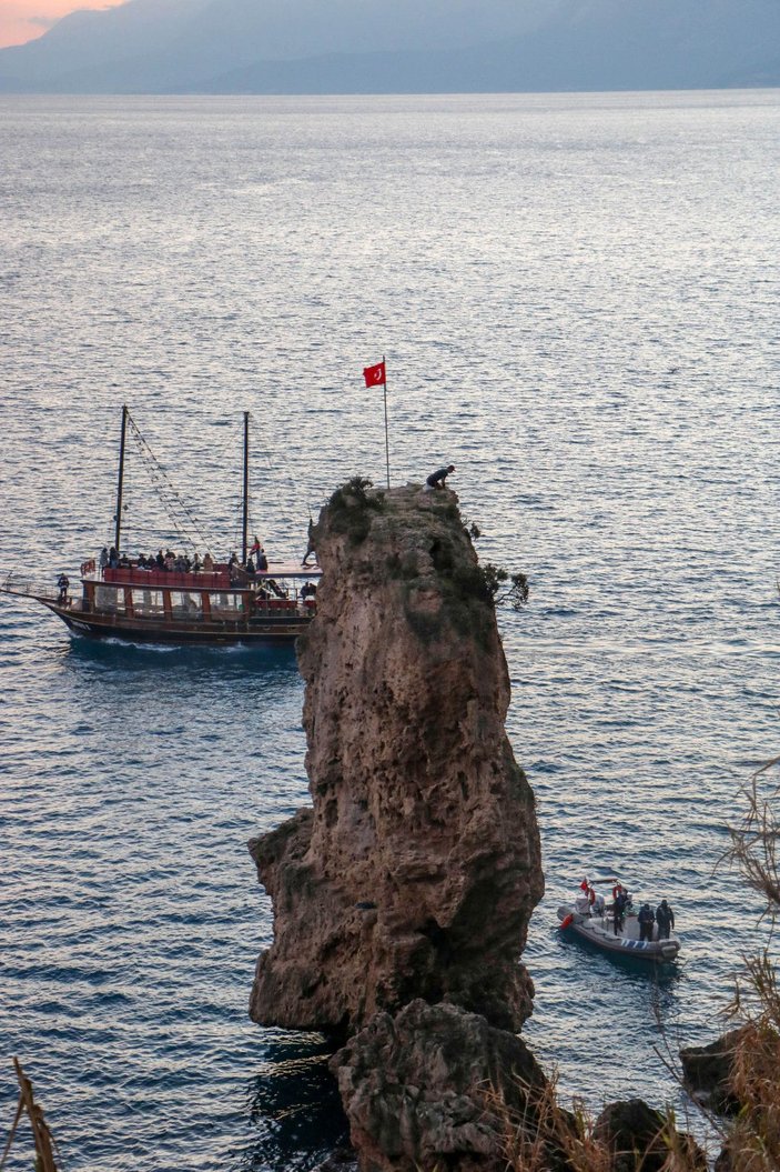 Yıpranmış Türk bayrağını değiştirmek için çıktığı kayalıkta mahsur kaldı 'Gönlüm razı olmadı' dedi -10