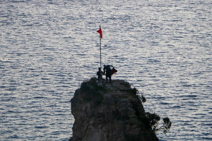 Yıpranmış Türk bayrağını değiştirmek için çıktığı kayalıkta mahsur kaldı 'Gönlüm razı olmadı' dedi -8