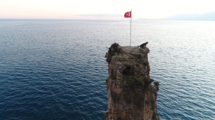 Yıpranmış Türk bayrağını değiştirmek için çıktığı kayalıkta mahsur kaldı 'Gönlüm razı olmadı' dedi -5
