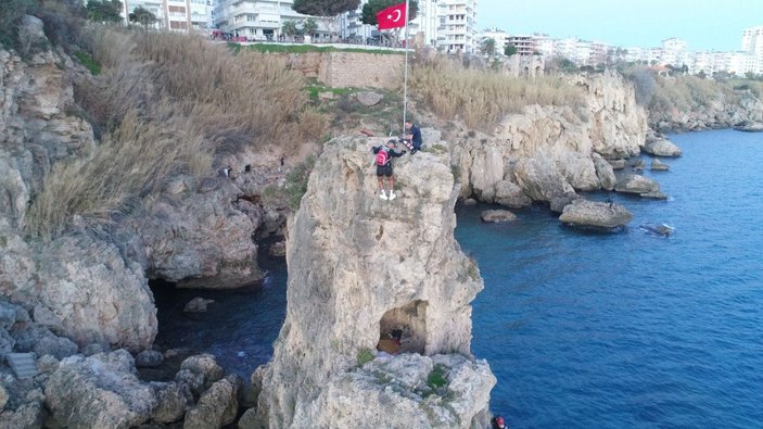 Yıpranmış Türk bayrağını değiştirmek için çıktığı kayalıkta mahsur kaldı 'Gönlüm razı olmadı' dedi -1