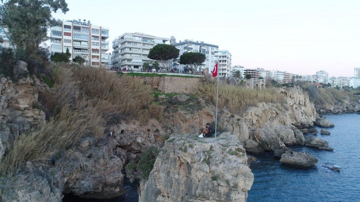 Yıpranmış Türk bayrağını değiştirmek için çıktığı kayalıkta mahsur kaldı 'Gönlüm razı olmadı' dedi -6