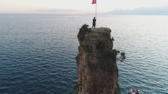 Yıpranmış Türk bayrağını değiştirmek için çıktığı kayalıkta mahsur kaldı 'Gönlüm razı olmadı' dedi -4