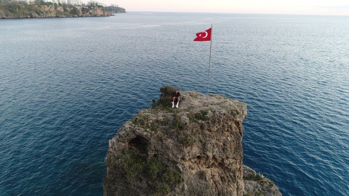 Yıpranmış Türk bayrağını değiştirmek için çıktığı kayalıkta mahsur kaldı 'Gönlüm razı olmadı' dedi -3