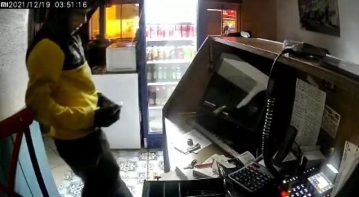 Bursa'da girdiği dükkanda Türk bayrağını öpen hırsız