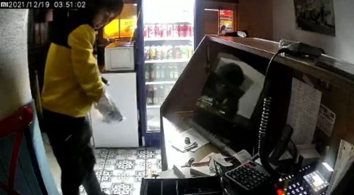 Bursa'da girdiği dükkanda Türk bayrağını öpen hırsız