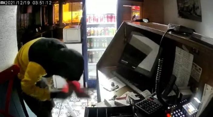 Bursa'da girdiği dükkanda Türk bayrağını öpen hırsız