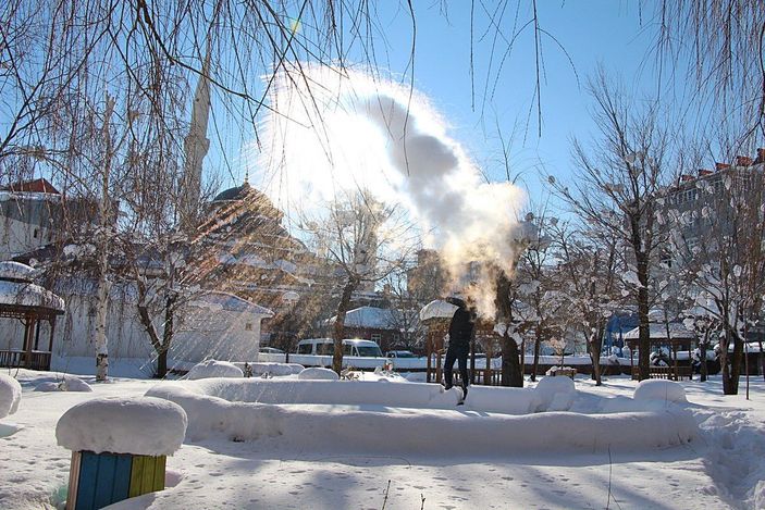 Karlıova'da havaya atılan kaynar su dondu -4