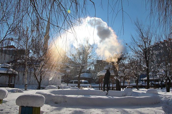 Karlıova'da havaya atılan kaynar su dondu -8